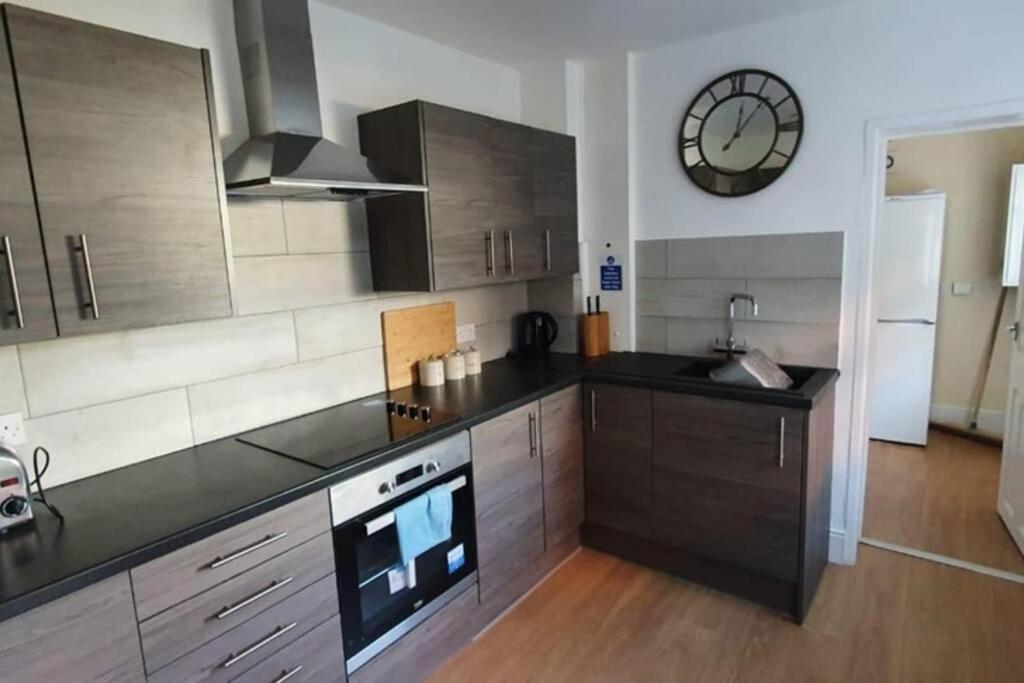 Cannock House ~ 4 Bedrooms All With Ensuite. Rugeley Luaran gambar